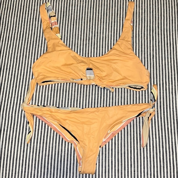 Billabong Swimsuit - Picture 3 of 4